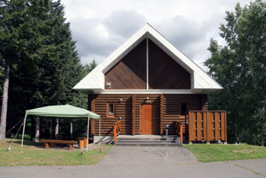 8人用コテージ（半地下ログ風）